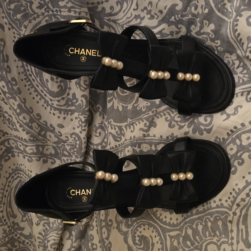 AUTHENTIC AND SUPER RARE 🖤CHANEL 🖤3 BOW HEELED SANDALS IN LIKE NEW CONDITION!